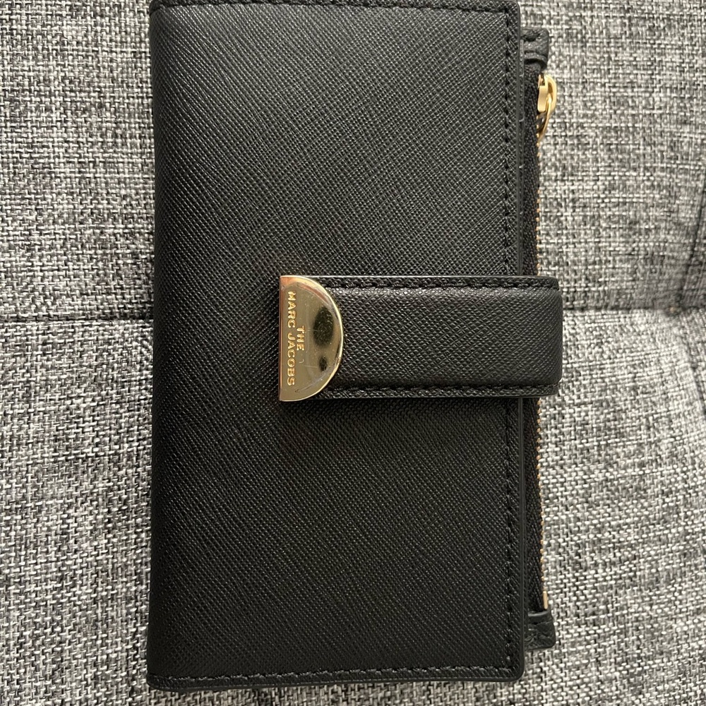 MARC JACOBS
Half Moon Leather Continental Wallet